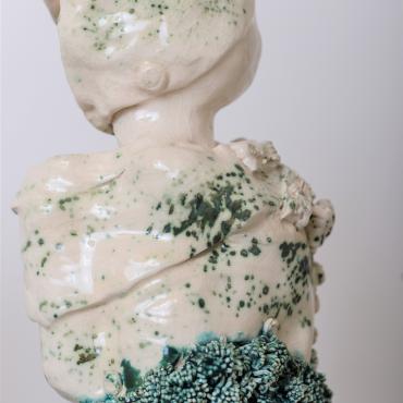 ceramique-grande-femme-herbe-asie-detail-a