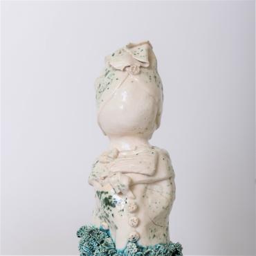 ceramique-grande-femme-herbe-asie-detail-b