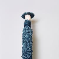 ceramique-femme-herbe-bleue-chapeau-detail
